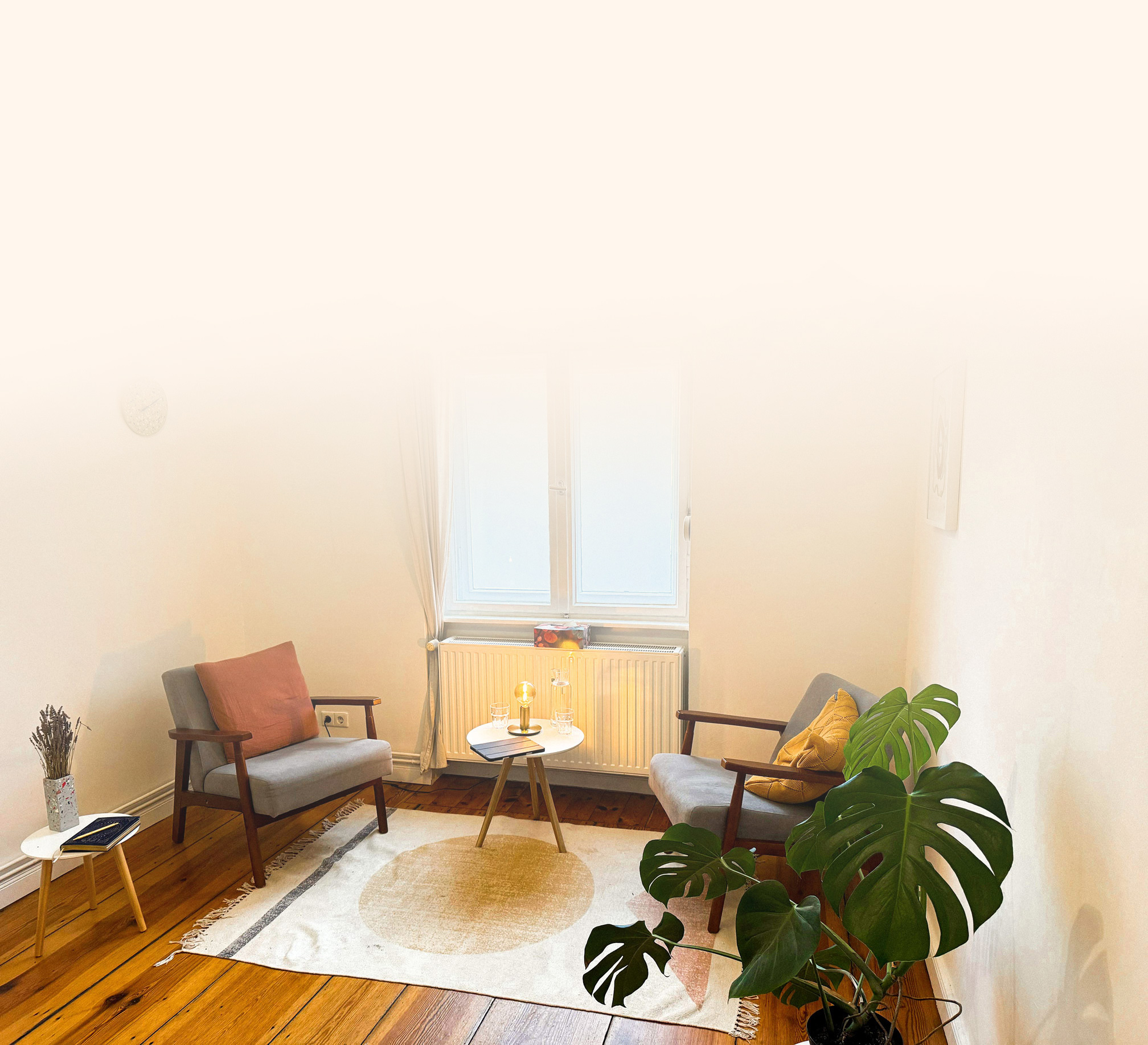 Heller, einladender Praxisraum mit warmer Atmosphäre – Psychotherapie in Berlin Kreuzberg